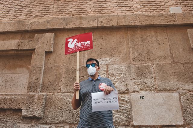 El Sindicato de Empleados Públicos (SIME) participa en la concentración en apoyo de la Directora de la Escuela Infantil de Santiago El Mayor - 2, Foto 2