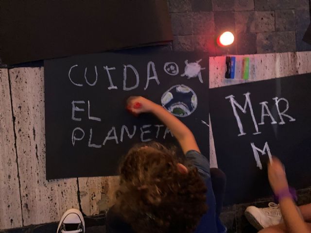 Más de un centenar de personas se concentran en la Plaza Belluga para reclamar acción climática - 2, Foto 2