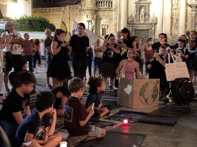 Más de un centenar de personas se concentran en la Plaza Belluga para reclamar acción climática - 3, Foto 3