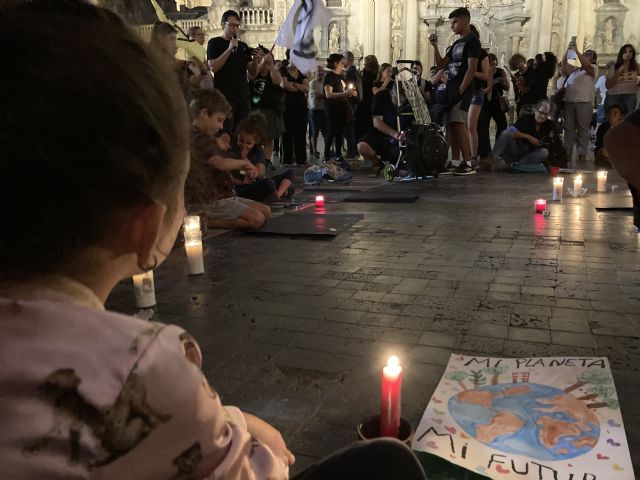 Más de un centenar de personas se concentran en la Plaza Belluga para reclamar acción climática - 5, Foto 5