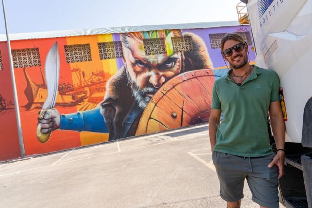 La imagen de un guerrero Carthaginés completa el mural que comenzó el pasado año Goyo 203 frente a la Cuesta del Batel - 1, Foto 1