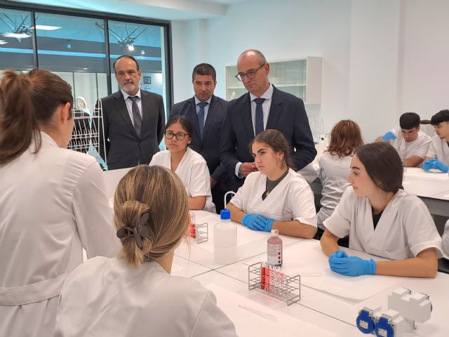 El consejero de Educación destaca la alta empleabilidad del alumnado de FP de la Región - 3, Foto 3