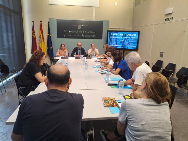 El Gobierno regional constituye un grupo de trabajo con los sindicatos para mejorar el procedimiento de las oposiciones a docente - 1, Foto 1