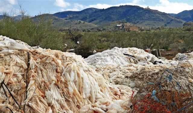 IU exige al ayuntamiento que asuma sus obligaciones de control, inspecci�n y sanci�n en materia de residuos pl�sticos agr�colas