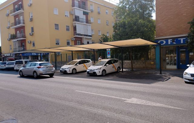 Sevilla mejora la parada de taxis del Hospital Virgen del Rocío con nuevos elementos de protección frente al sol - 3, Foto 3