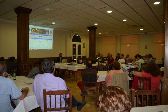 Los vecinos de las pedanías asisten a la charla informativa sobre el funcionamiento de la app Residencia Segura - 1, Foto 1