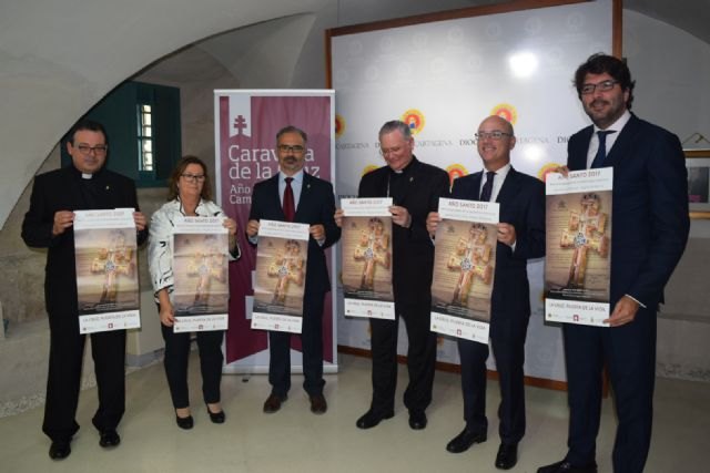 Turismo y el Obispado presentan un cartel que promocionará el Año Jubilar de Caravaca en 25.000 parroquias españolas - 1, Foto 1