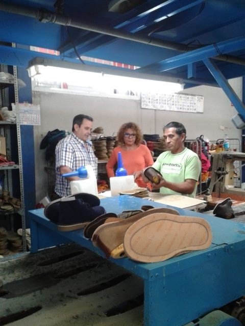 La directora general de Comercio visitó las instalaciones de la empresa artesana Toballe Calzados, Foto 1