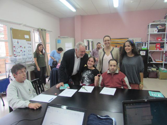 Diputados del grupo parlamentario Popular visitan el centro de día de Astrapace en Murcia - 2, Foto 2