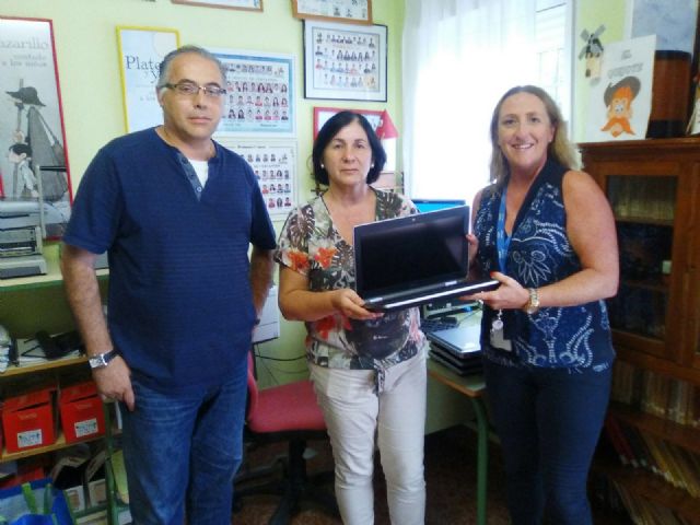 SABIC dona ordenadores portátiles a los colegios de infantil y primaria de La Aljorra - 1, Foto 1