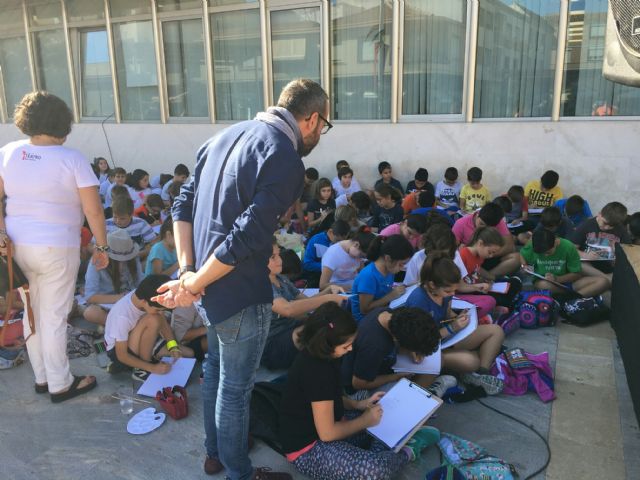 Don Juan y Doña Inés posan para los escolares en la plaza de España - 2, Foto 2