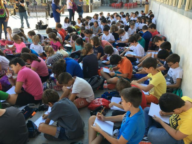 Don Juan y Doña Inés posan para los escolares en la plaza de España - 4, Foto 4