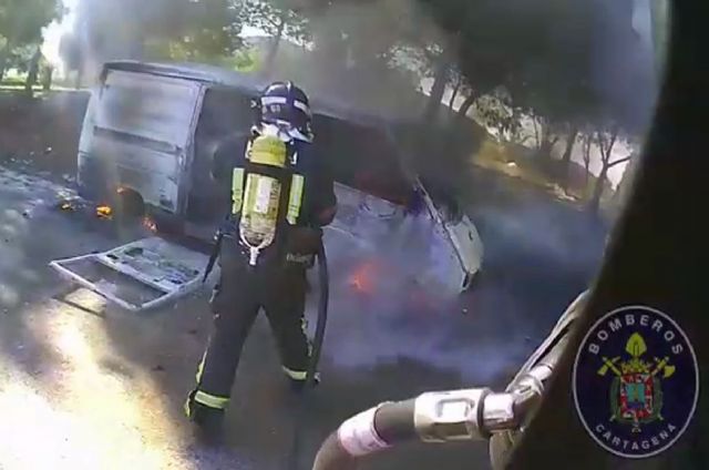 Bomberos de Cartagena extinguen las llamas en una furgoneta aparcada junto a una zona de arboles en El Llano del Beal - 1, Foto 1