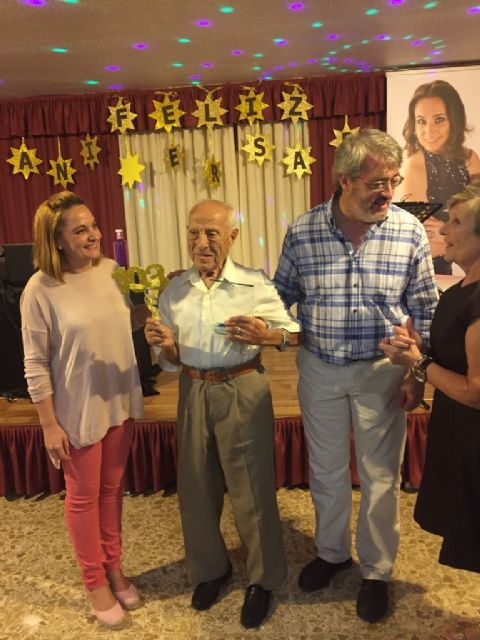 Familia reconoce el envejecimiento activo de un mayor de 103 años de Murcia - 1, Foto 1