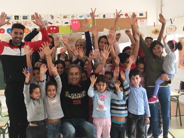 El artista murciano Pedro Cano lleva la pintura hasta las Escuelas Rurales de Fuente Álamo - 1, Foto 1