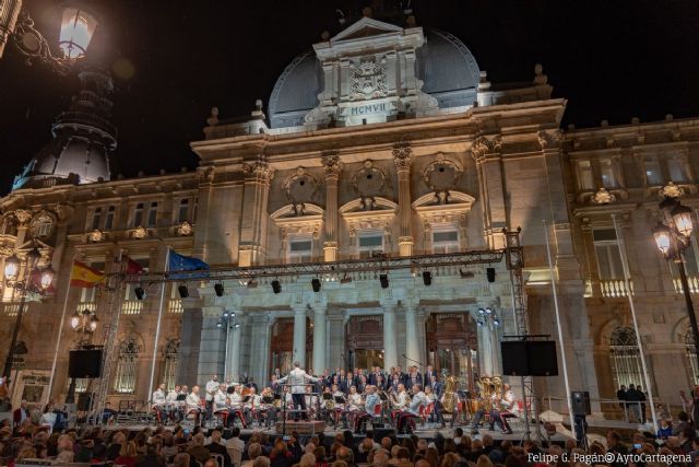 La Banda del Tercio de Levante y el Orfeón de Veteranos interpretaron música militar a las puertas del Ayuntamiento - 1, Foto 1