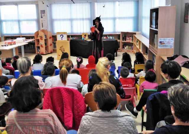 La biblioteca municipal de Las Torres de Cotillas sale a la calle para celebrar su día mundial - 1, Foto 1