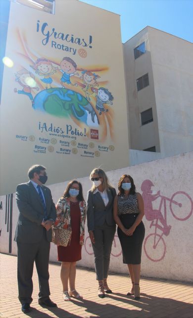 La Avda. Virgen del Carmen luce un nuevo mural solidario con motivo del Día Mundial de la lucha contra la Polio - 1, Foto 1