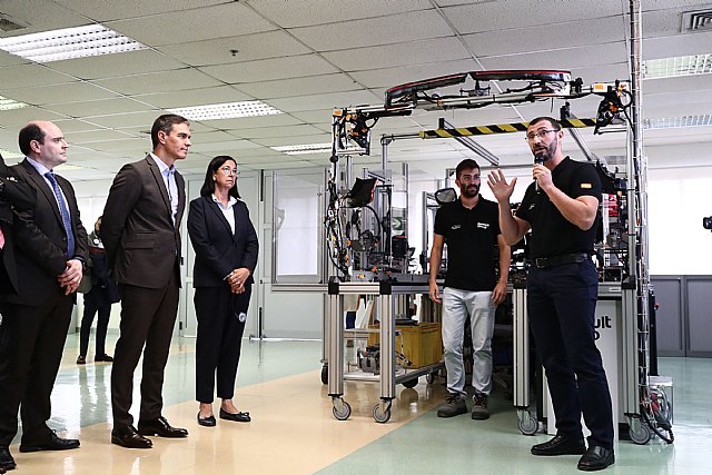 El presidente del Gobierno, Pedro Sánchez, conoce los proyectos del centro de I+D+i de Renault Group durante su visita. Foto: Moncloa/Fernando Calvo. Valladolid, Foto 1