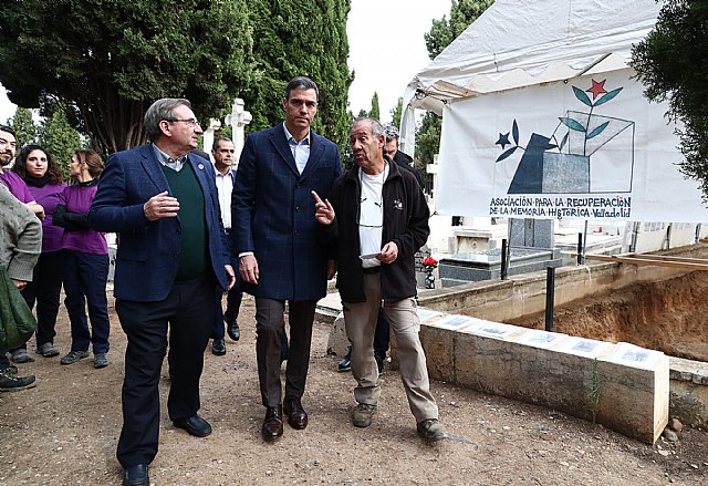 El presidente del Gobierno, Pedro Sánchez, durante su visita para conocer los trabajos de exhumación en una de las fosas comunes. Foto: Moncloa/Fernando Calvo. Cementerio del Carmen,, Foto 1