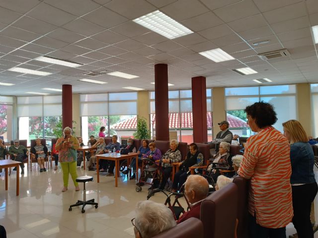 La Biblioteca acerca, otro año más, la lectura a los mayores de Puerto Lumbreras - 2, Foto 2