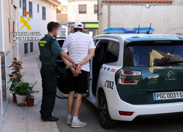 La Guardia Civil desmantela en Alguazas un punto de manipulación y distribución de marihuana - 1, Foto 1