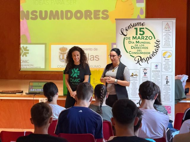 Consumo realiza en una charla divulgativa en el colegio María Inmaculada de Águilas - 1, Foto 1