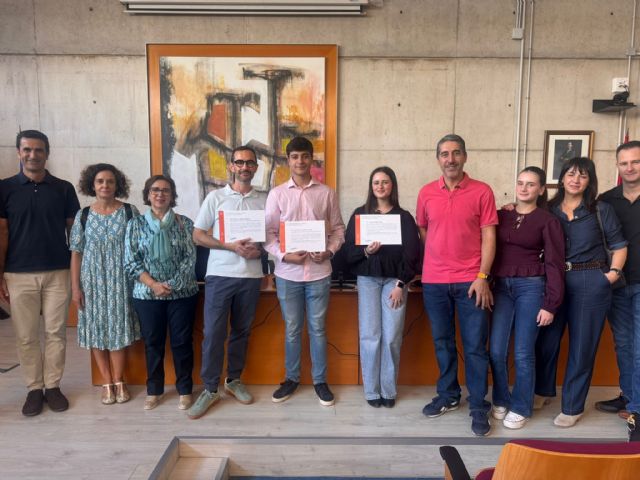 Alumnos del IES Francisco Ros Giner consiguen tres galardones en el II Premio a los mejores trabajos de Bachillerato de la Región de Murcia concedidos por la Facultad de Economía y Empresa de la Universidad de Murcia - 1, Foto 1