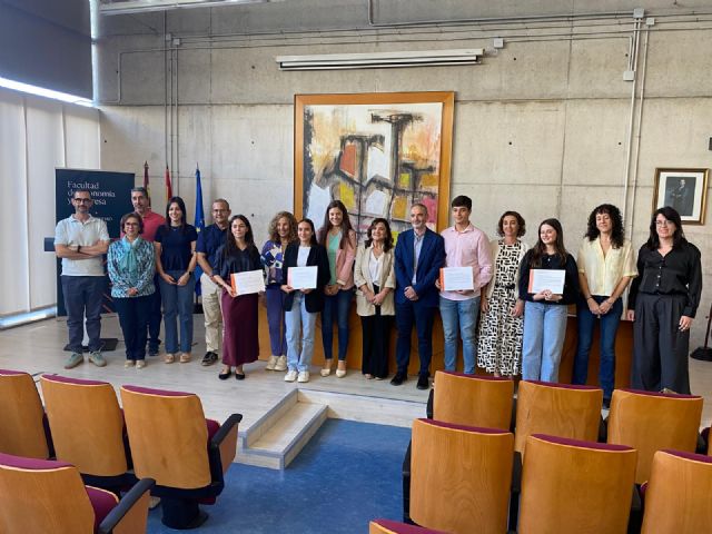 Alumnos del IES Francisco Ros Giner consiguen tres galardones en el II Premio a los mejores trabajos de Bachillerato de la Región de Murcia concedidos por la Facultad de Economía y Empresa de la Universidad de Murcia - 2, Foto 2