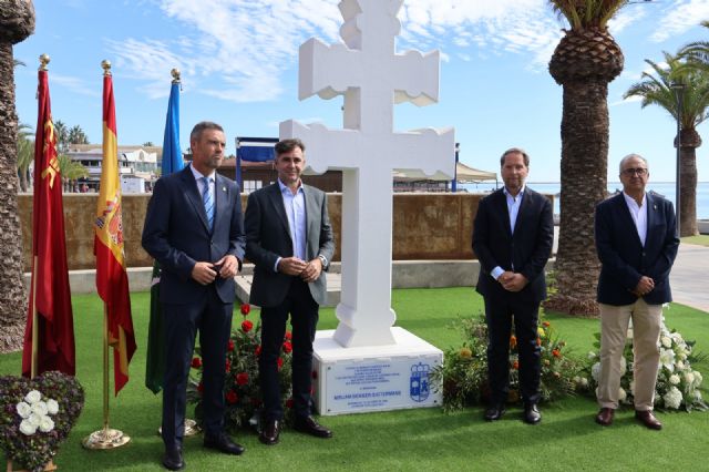 Una Cruz de Caravaca se alza frente al Mar Menor como símbolo de unión y homenaje - 1, Foto 1