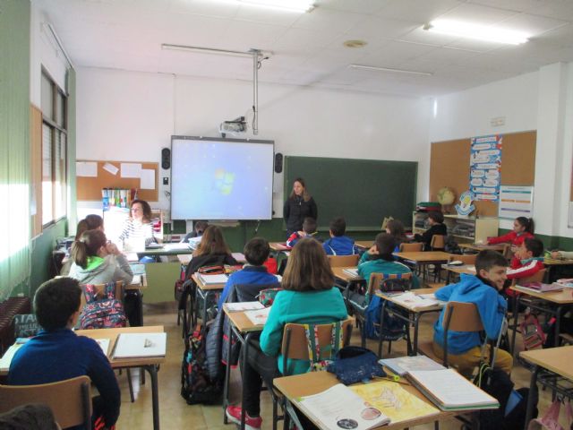 Medio Ambiente realiza charlas en primaria para concienciar sobre la limpieza y el cuidado del medio natural - 1, Foto 1