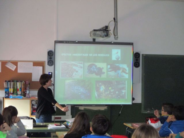 Medio Ambiente realiza charlas en primaria para concienciar sobre la limpieza y el cuidado del medio natural - 3, Foto 3