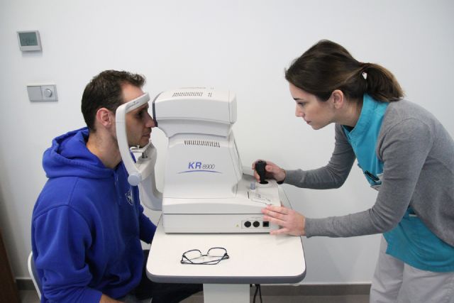 Pedro Llompart pasa revisión ocular en Clínicas Oftalmológicas Centrofama - 2, Foto 2