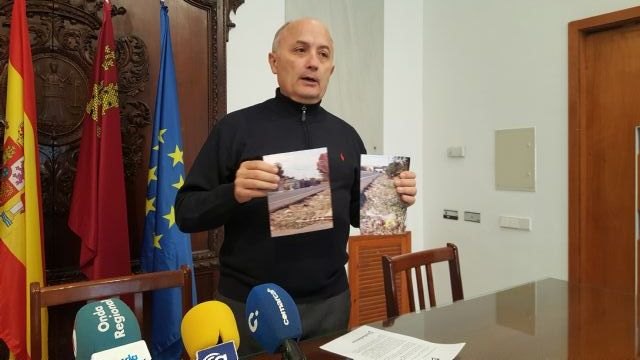 Antonio Meca: preguntaremos en el pleno quién tiene que limpiar la basura que se genera en las zonas adyacentes al mercado de Purias - 1, Foto 1
