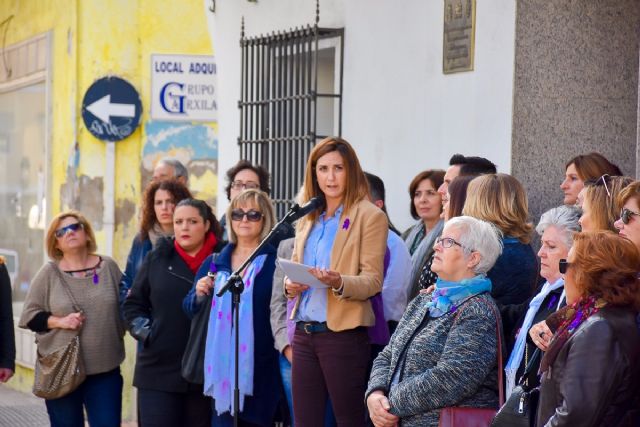 La Alcaldesa ha leído ante más de 200 personas en la plaza de España el Manifiesto Institucional contra la Violencia de Género - 2, Foto 2