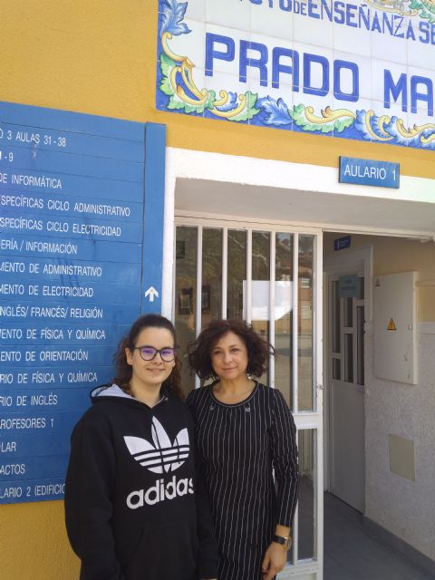 Ana García Muñoz, alumna de 1° de Bachillerato de Ciencias, del IES Prado Mayor, seleccionada por la Consejería de Educación para realizar un curso de formación en Francia, Foto 1