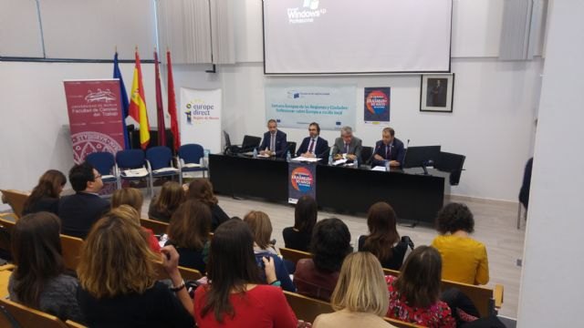 La Comunidad celebra un diálogo ciudadano sobre los 30 años del programa Erasmus para analizar sus beneficios y expectativas futuras - 1, Foto 1