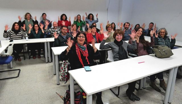 La Comunidad forma a 300 profesionales en lengua de signos para facilitar los trámites con la Administración a las personas sordas - 1, Foto 1