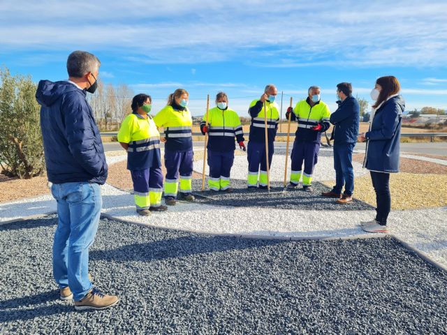 Las siete rotondas de acceso a las pedanías de Caravaca mejoran su imagen con un programa de empleo público dirigido por el Ayuntamiento - 2, Foto 2