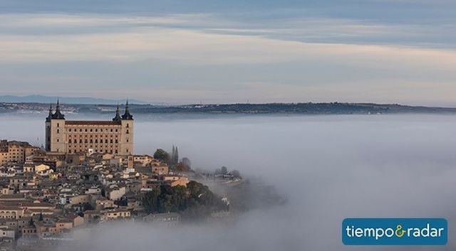 El Alcázar de Toledo sobresale entre la niebla. Fuente: Tiempo & Radar, Foto 1