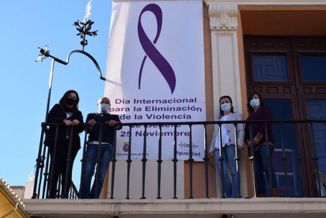 Un gran lazo violeta da visibilidad desde la fachada del Ayuntamiento al Día Internacional contra la Violencia de Género - 1, Foto 1