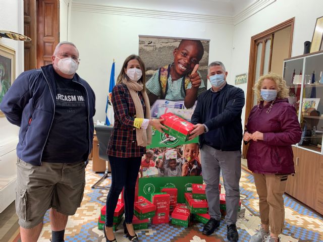 La alcaldesa de Águilas entrega las cajas de regalos del Proyecto Niño de la Navidad - 1, Foto 1