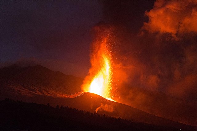 Entre mañana y el viernes, la isla de La Palma podría exponerse a nuevos riesgos debido a la lluvia y el material expulsado por el volcán., Foto 1
