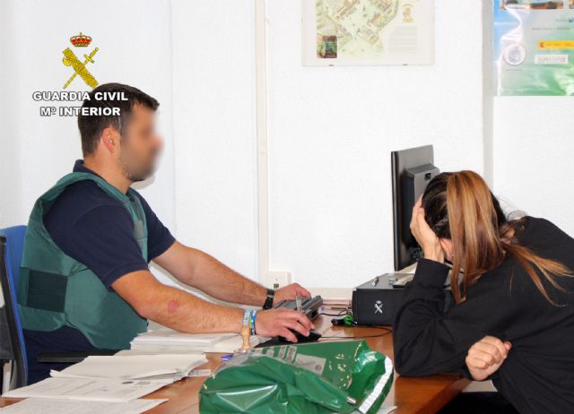 La Guardia Civil desmantela en Murcia un grupo delictivo dedicado a cometer estafas con el alquiler de viviendas vacacionales, Foto 1