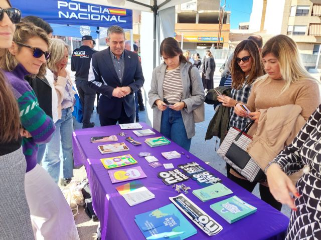 Un minuto de silencio, manifiesto contra el maltrato y una campaña basada en mariposas para el 25 de noviembre - 1, Foto 1
