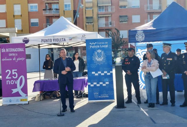 Un minuto de silencio, manifiesto contra el maltrato y una campaña basada en mariposas para el 25 de noviembre - 2, Foto 2