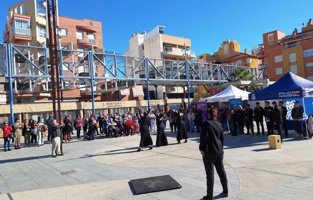 Un minuto de silencio, manifiesto contra el maltrato y una campaña basada en mariposas para el 25 de noviembre - 3, Foto 3