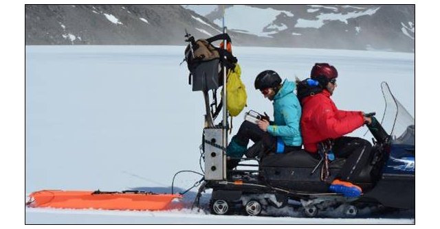 Foto: Medida con georradar desde la superficie del glaciar. FRANCISCO NAVARRO (UPM), Foto 1
