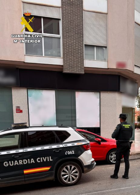 Un guardia civil fuera de servicio rescata a una mujer del incendio de su vivienda en Mazarrn, Foto 1