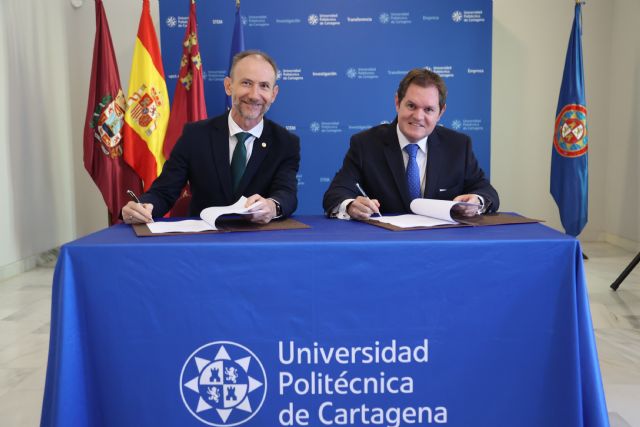 El Rector firmando la cátedra junto al gerente de la compañía, Pedro Saura Bolea, egresado de la UPCT - 1, Foto 1
